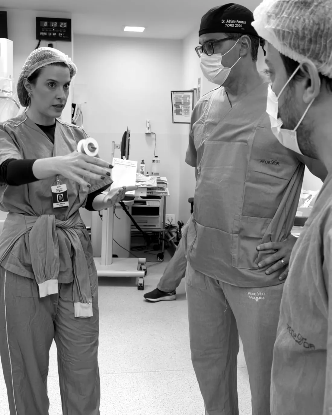 Dra. Maíra Catanzaro conversando com a equipe no centro cirúrgico